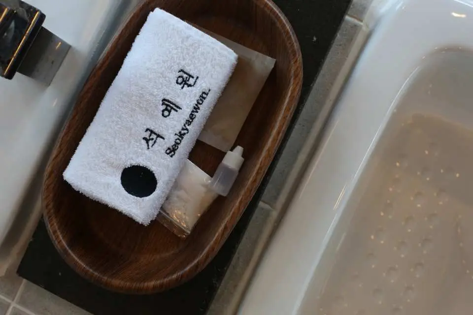 貼心備有毛巾、韓方藥草、美容細鹽、按摩精油