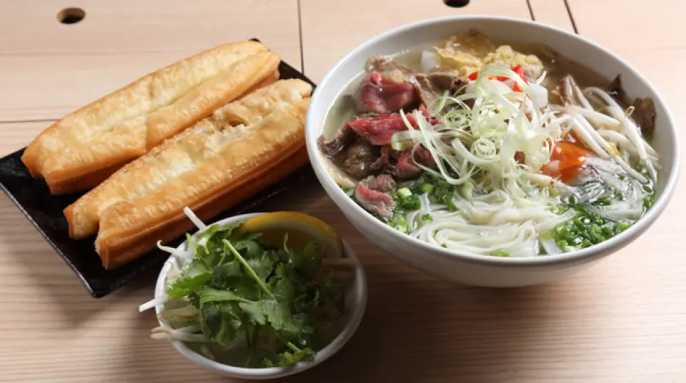 ขอแนะนำขนมปังทอดที่แนะนำให้สั่งเป็นชุดพร้อมเฝอ ☆เนื้อสัมผัสที่เข้ากันกับเฝอได้อย่างลงตัว คุณสามารถเพลิดเพลินมากยิ่งขึ้นด้วยการจุ่มลงในซุป! นอกจากนี้เรายังมี ``เอ็นเนื้อ'' ที่เป็นของแปลกอีกด้วย มันอร่อยไม่เพียงแต่ในตัวมันเอง แต่ยังอร่อยในเฝอด้วย! ถ้าคุณชอบเอ็นเนื้อ ต้องลองเมนูนี้เลย○เลือกท็อปปิ้งที่คุณชื่นชอบเพื่อทานคู่กับเฝอ
