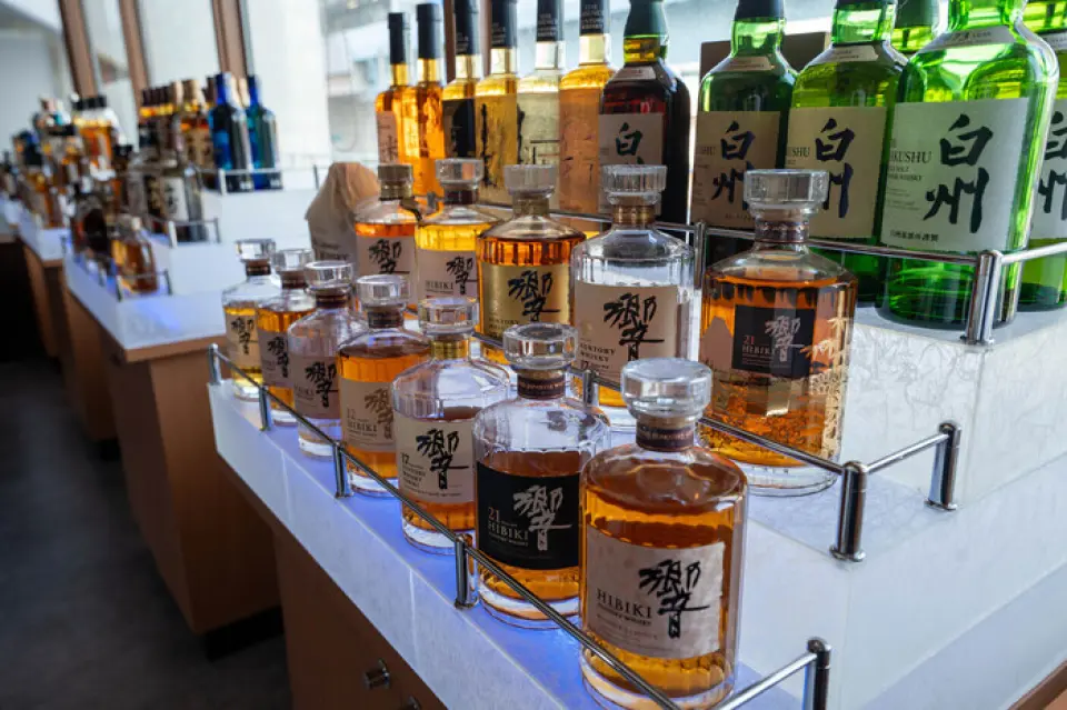 We always have over 30 types of vintage whiskey in stock. Please enjoy the wide variety of brands procured by our alcohol-loving president through his own channels. We also have rare vintages such as the 30-year-old Hibiki. We have the same type prepared by age, so you can compare different vintages. We also offer a wide range of drinks, from standard beer to wine, shochu, sake, Shaoxing wine, fruit liquor, and soft drinks. We also have a selection of Chinese teas, so please come and try them.
