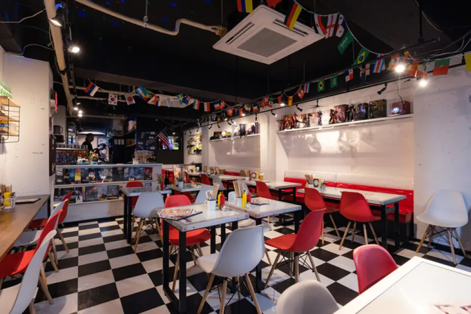 The American interior, befitting a diner, will make you feel like you're in an extraordinary space. The background music played in the restaurant is from the 70s and 80s, bringing back memories. We can also accommodate end-of-year and New Year parties, and small group reservations (from 15 people) according to your budget! Please feel free to contact us.