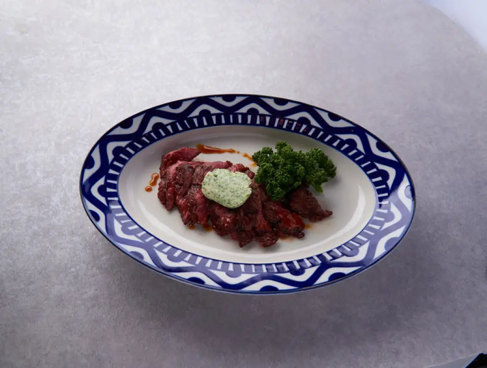 我們推薦招牌菜“Chuck Tail Steak”，這是一種精美的烤zabuton，還有“Pork Spare Ribs BBQ”，它是用燒烤醬醃製的帶骨肉，然後慢慢燒烤。此外，「鷹嘴豆泥」和「酪梨醬」等小吃也是必嚐的菜餚，從使用各種香料的墨西哥風味小吃到燒烤牛排等肉類菜餚，您都可以享用。