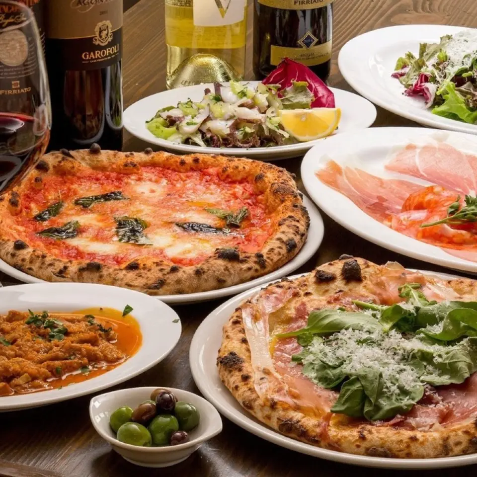 After training at a famous restaurant in Tokyo, he opened a restaurant in Okinawa under the same name as an officially recognized restaurant of the "True Neapolitan Pizza Association". He then relocated and reopened in Monzen-Nakacho in May 2023! All ingredients are Italian, including flour, salt, mozzarella cheese, and tomatoes. He recreates the authentic taste of Naples without using anything unnecessary. Pizzas made with special attention to the dough, as well as appetizers and main dishes, are available for takeout, so please enjoy them at home◎