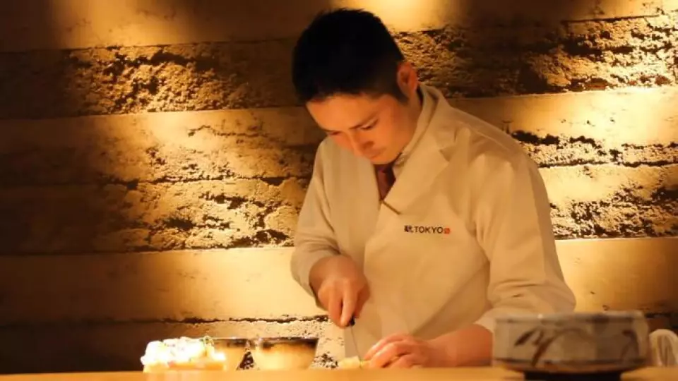 Tại "Khu vực Kappo", chúng tôi cung cấp các món ăn tận dụng hương vị của các nguyên liệu và nước súp được lựa chọn cẩn thận từ khắp mọi miền đất nước. Chúng tôi đề xuất khóa học trị giá 13.000 yên bao gồm 8 món. Món ưa thích của nhà hàng chúng tôi là đĩa khai vị rượu sake theo mùa được phục vụ vào cuối bữa ăn. Một món ăn kết hợp văn hóa và các yếu tố truyền thống của ẩm thực Nhật Bản là một kiệt tác cho phép bạn cảm nhận mùa không chỉ bằng lưỡi mà còn bằng mắt. Hãy thưởng thức rượu sake được phục vụ theo từng phần nhỏ bằng ly với một trong những món ăn đặc trưng của chúng tôi.