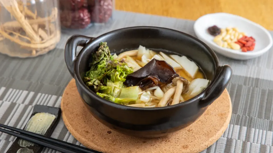 我们最喜欢的是“汤鸡汤”，这是一种药用小锅，来自青森县的甲鱼，采用天然成分喂养。本发明的富含胶原蛋白的甲鱼汤是由草药汤料和曲制成的，其特点是味道清爽而浓郁。食材是鸟取县的大山鸡、龙眼肉、柑橘、松子，晚上还可以享用稀饭。我们还提供小罐装的 A4 黑毛和牛。汤汁和药材会随着季节的变化而变化，请尽情享受当季的美味。
