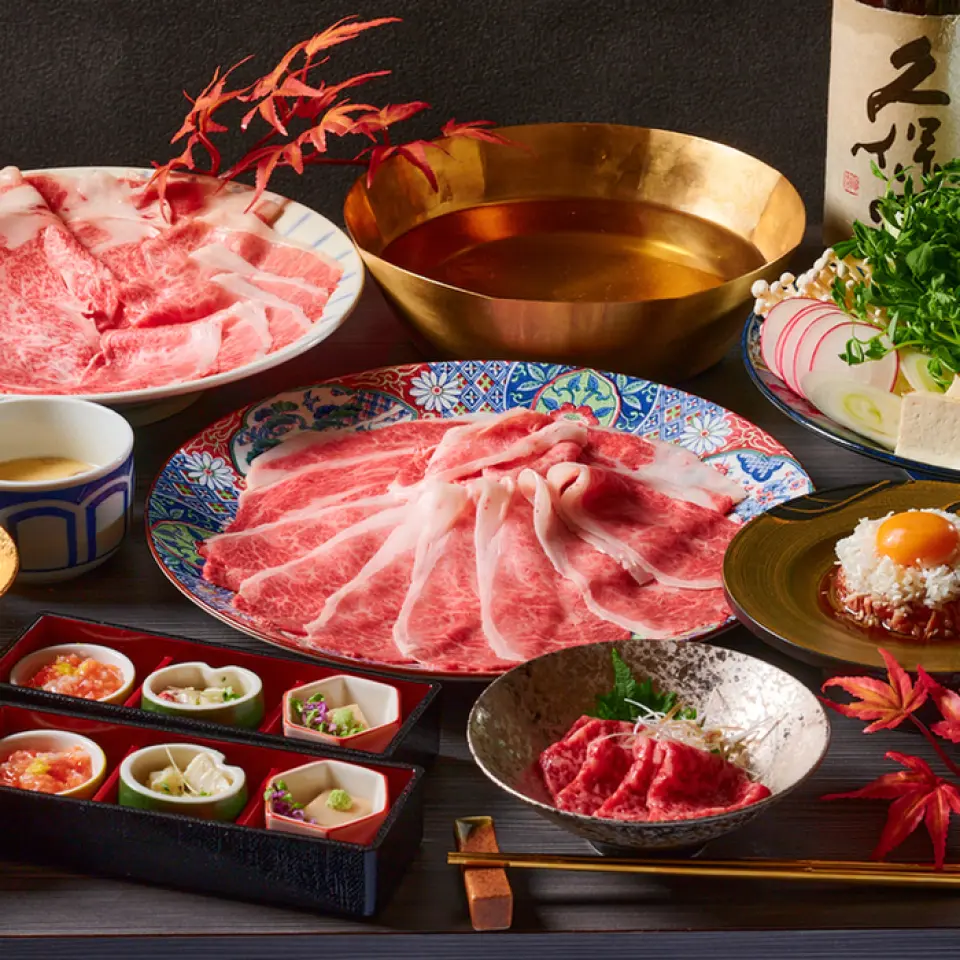 為了讓您享受A5級品牌牛肉入口即化的最佳口感，我們準備了以涮鍋為主的懷石料理。您可以品嚐到嚴選的和牛以及每個季節的美味。我們所有的品牌牛肉都只使用 A5 級牛肉。我們提供正宗的味道。