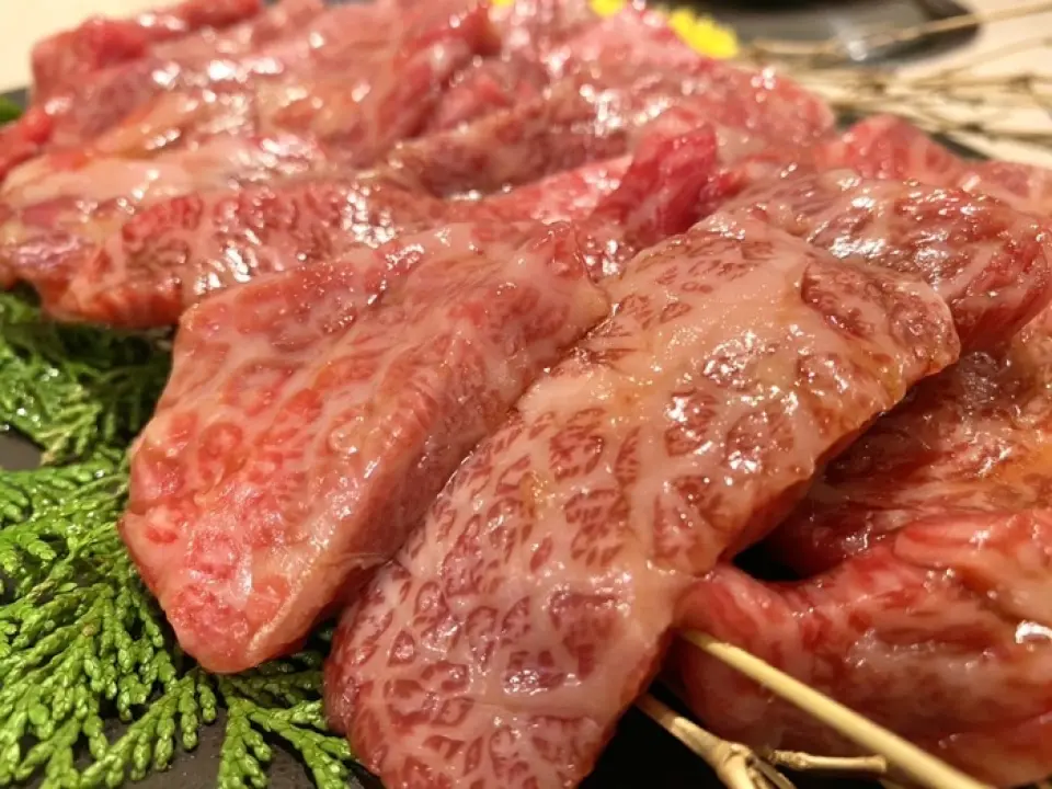 We carefully select authentic Japanese Black Beef from all over Japan. You can enjoy the luxurious flavor that only Japanese beef can offer. Don't miss the variety of toppings that bring out the best in each cut, such as "freeze-dried soy sauce, lemon, and Korean seaweed for the kalbi." Please enjoy discovering new ways to enjoy the beef recommended by our staff, and enjoy your meal in your own way.
