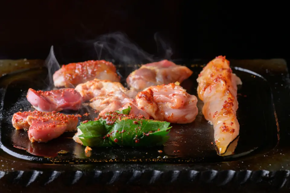 We use lava plates from Mount Aso in Kumamoto Prefecture. Cooking on a lava plate makes the meat plump and juicy.