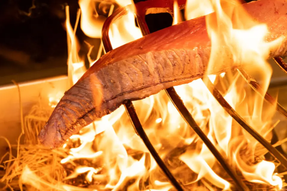 Bằng cách nướng kỹ sashimi tươi bằng rơm, chúng tôi tạo thêm mùi thơm và phục hồi hương vị!