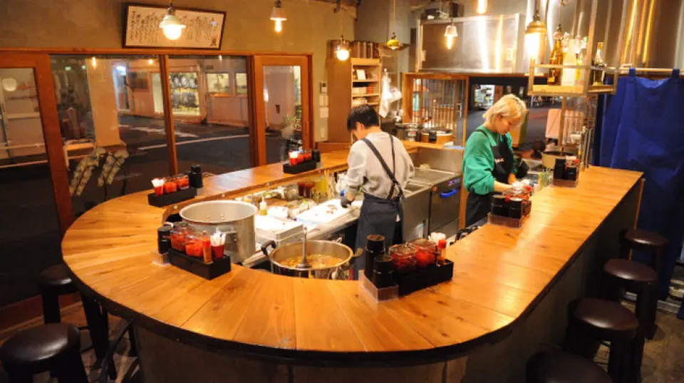 Stewed Denji is run by a friendly female owner from Kansai and is a restaurant full of sincerity. The sharp mortar walls, the lights, and even the plates on which the takoyaki appetizers are served are all handmade by the staff, making this a restaurant filled with love. In this calm, modern Japanese space, we have prepared a U-shaped counter with 15 seats, reminiscent of a stylish social gathering place for adults. Solo diners are also welcome! Our staff, who are renowned for their friendly personalities, will treat you to the hospitality you desire. Please feel free to come and visit us anytime for a wide range of occasions♪