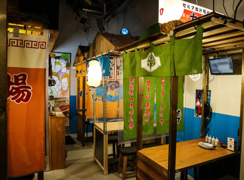 There are semi-private table seats available for groups. The seats are designed like food stalls, allowing you to spend a nostalgic and heartwarming time!
