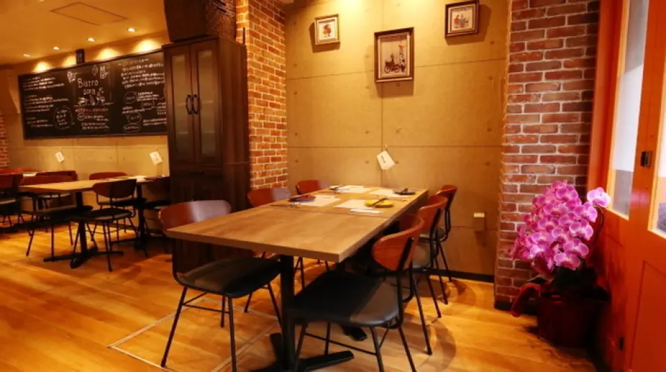 The restaurant has a calming atmosphere with its calming warm lighting. In this stylish space, which combines concrete-like wallpaper with wooden tables and brick wallpaper, we have 6 counter seats for those who are casually stopping by on their own, and 20 table seats, perfect for dining with close friends. We are conveniently located just a 2-minute walk from the east exit of Kameido Station, and conveniently located facing a main street, so please feel free to drop by.