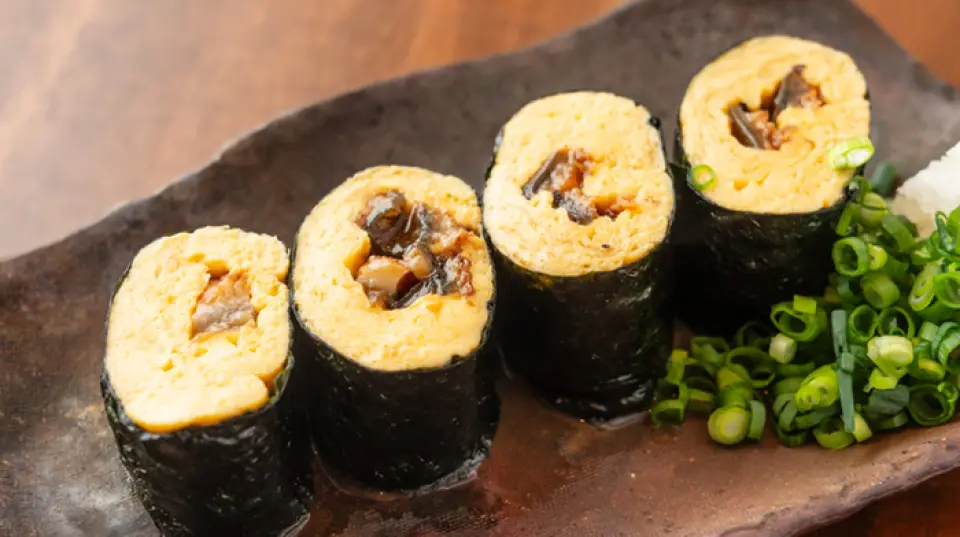 本店的名菜「八之須牛筋燉菜」是慢火煮4小時的菜餚。其特點是八毛和牛筋的口感柔軟，味道溫和。此外，您還可以品嚐到新口味的“夕陽鰻魚捲”，這是一種用海藻包裹的鰻魚捲。此外，還有使用時令魚類製成的「Osashiri」（生魚片）。所有這些都是建議的，所以請至少嘗試一次！