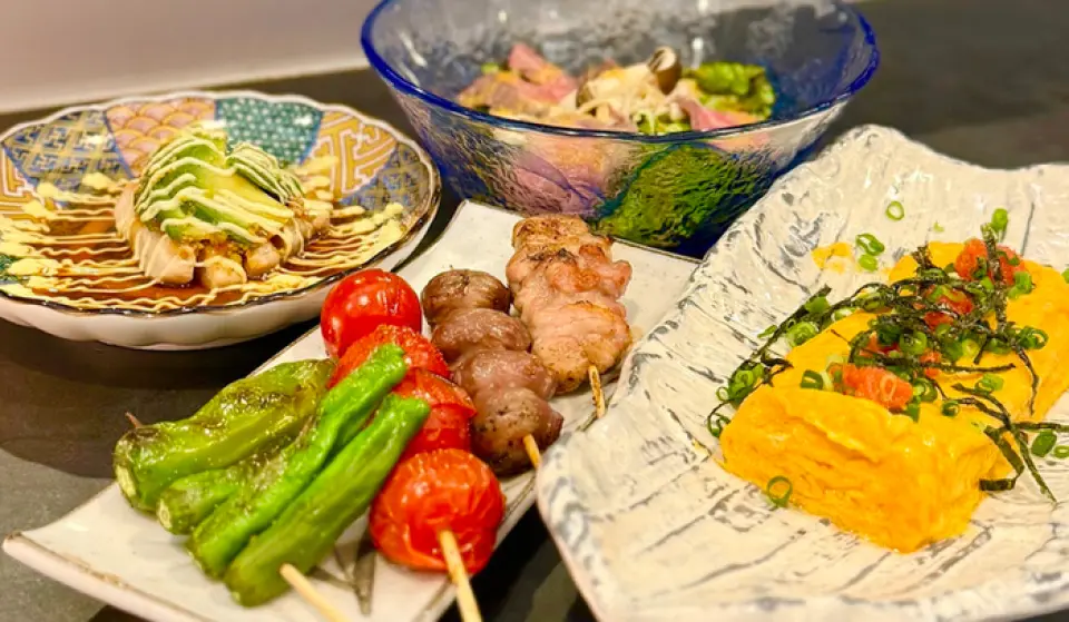 大仙鸡肉串烧、鸡肉生鱼片、自制关东煮等主厨搭配拼盘等，提供了充满Kemuri推荐菜单的多种套餐，请在忘年会、女生聚会等宴会上使用。我们期待您的光临。