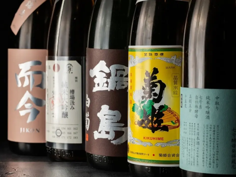 我们提供的酒精饮料主要来自国内。我们还备有从全国各地订购的稀有品牌的当地酒。当您光临我们时，我们建议您尝试各种饮料并进行比较。该系列还包括山崎、白州和一郎麦芽等日本威士忌。您可以通过多种方式享受它。除了啤酒、酸酒等标准饮料外，还有推荐的川越产的“日本精酿杜松子酒 户玉”。