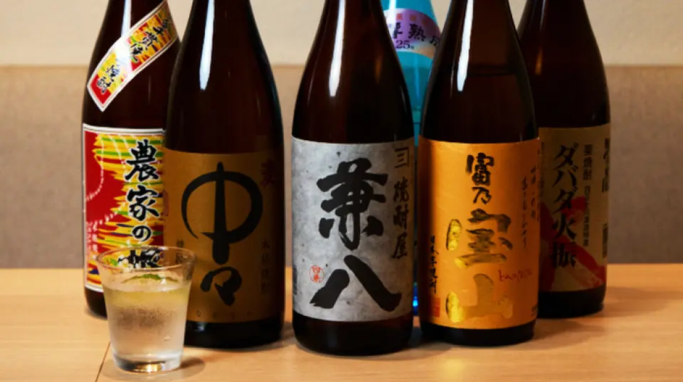 燒酒是從九州採購的，主要由馬鈴薯和大麥以及栗子、紅糖和大米製成。您還可以品嚐到用大分卡波蘇調製的莫吉托。此外，還有來自全國各地的清酒和擁有侍酒師資格的店主精心挑選的葡萄酒。