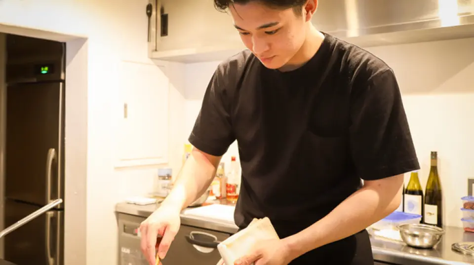 商店后面是一家专营面食的餐厅。 。来自福冈县的厨师久保雄之介大显身手。使用的食材都是经过严格挑选的，包括厨师每天早上亲自从丰洲和筑地采购的海鲜以及当地订购的蔬菜。享用时令风味的开胃菜和每日面食。您还可以在这里品尝从酒窖精选的葡萄酒和商品区出售的食品。