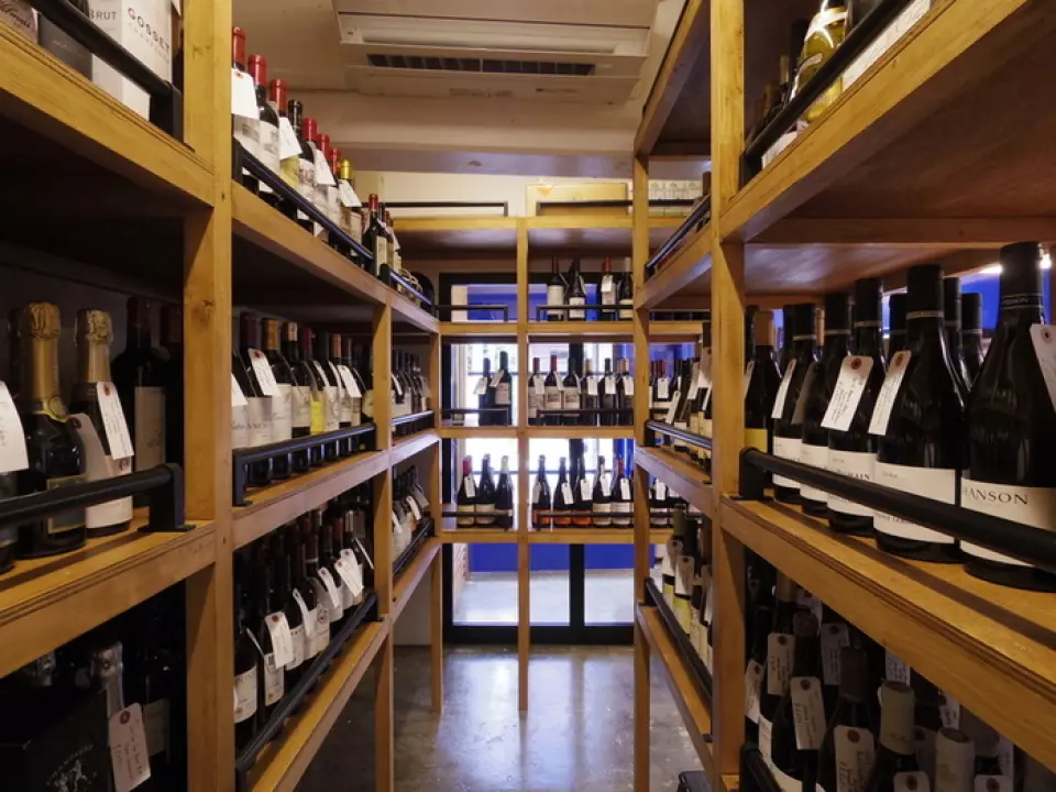 店内酒窖藏有约800瓶葡萄酒。我们提供多种葡萄酒选择，主要来自法国，包括有机葡萄酒，所有价格范围均易于日常使用。在酒店内的餐厅，您可以享用您购买的食物，而无需支付开瓶费。请随意享用酒品店特有的香槟和葡萄酒。我们还销售“ROCOCO啤酒”和商店中通常不出售的各种软饮料。