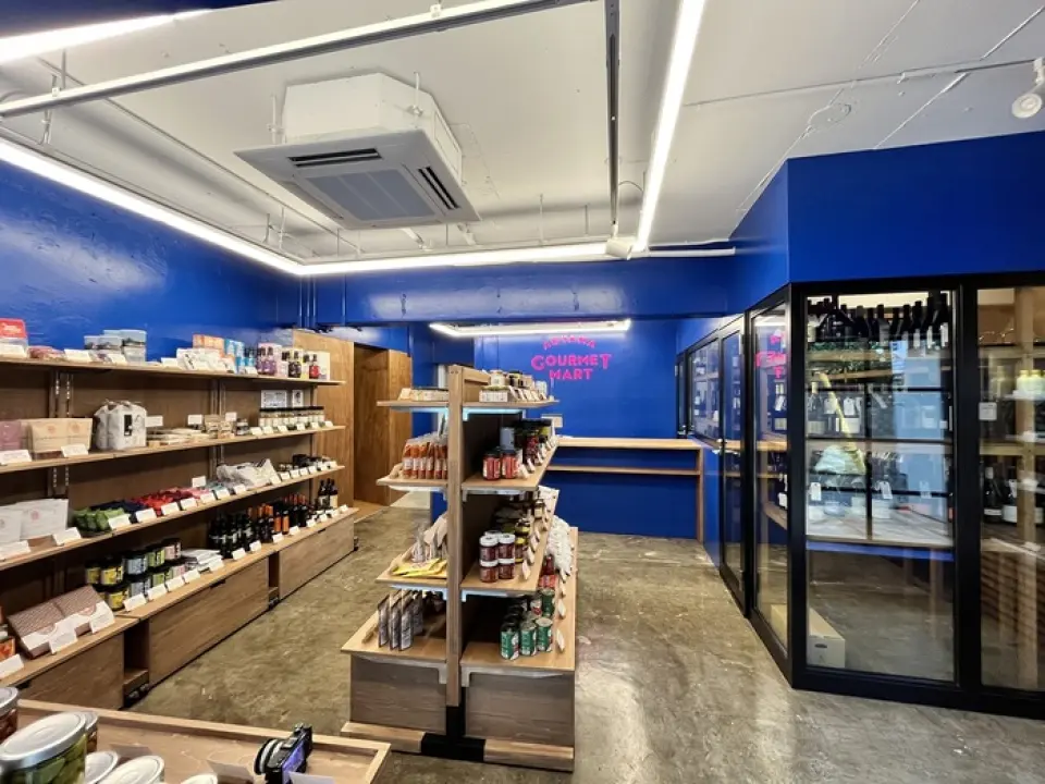 这是日本第一家集食品销售、酒类销售、食品饮料于一体的美食市场。我们销售来自世界各地的精心挑选的产品，这些产品是我们的员工亲自购买并竭诚推荐的。我们用工作人员手写的流行音乐来传达魅力。还有适合储存和管理的大型酒窖，可以直接进入并挑选您的酒。对食物和酒很了解的工作人员随时可以根据您的喜好提出建议。