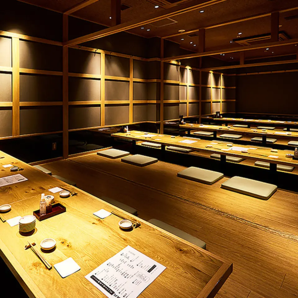 Leave your large banquet to Sumishun! You can stretch your legs and enjoy your banquet at the sunken kotatsu seats, which can accommodate up to 40 people. By dividing the space with partitions, we can accommodate various numbers of people, such as 10 people x 4, 20 people x 2, 30 people x 1 + 10 people x 1, etc. ◎ The cozy atmosphere lit by gentle lighting is sure to make you want to drink. We will also prepare seats according to the number of people for group reservations, so please feel free to contact us!