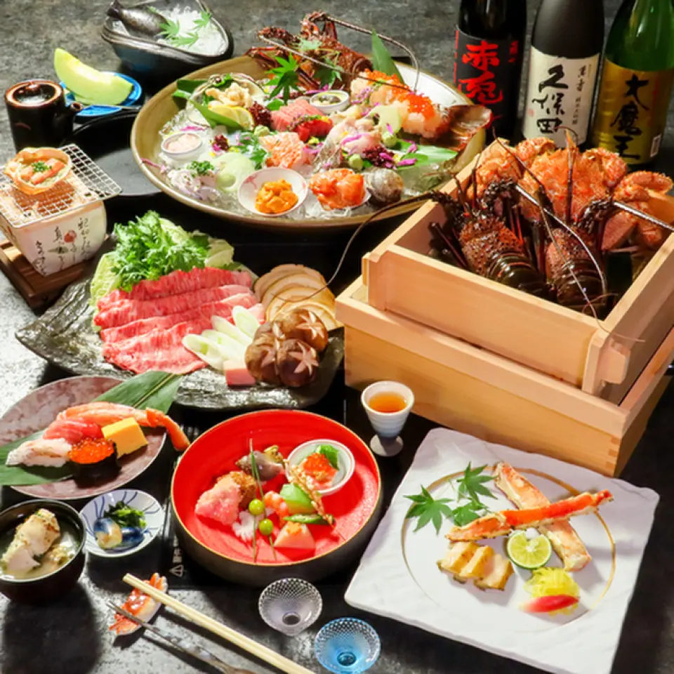 常年备有约30种日本酒，品种丰富。我们很少有固定的菜单，当新品牌用完时我们会立即购买，因此您每次来都可以享用各种时令饮品。墙上还设有酒瓶陈列柜，视觉上赏心悦目，推荐给酒类爱好者。我们还提供可与课程结合使用的常规和高级无限畅饮计划。请根据您的预算和想要的饮品进行选择。