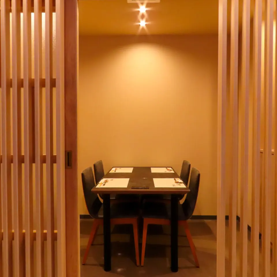 银座餐厅[Kanichoja]。这是一个以木材为基础、具有干净感的现代空间。店里的清酒陈列很引人注目，并设有宽敞的桌席和吧台席，可以观看食物的制作过程。我们还推荐半私人或完全私人房间，让您可以毫不犹豫地享用美食和交谈。请在安静的空间度过悠闲的时光。经咨询可提供私人租赁服务。它可用于多种场合，包括与朋友、家人的午餐聚会以及商务会议。