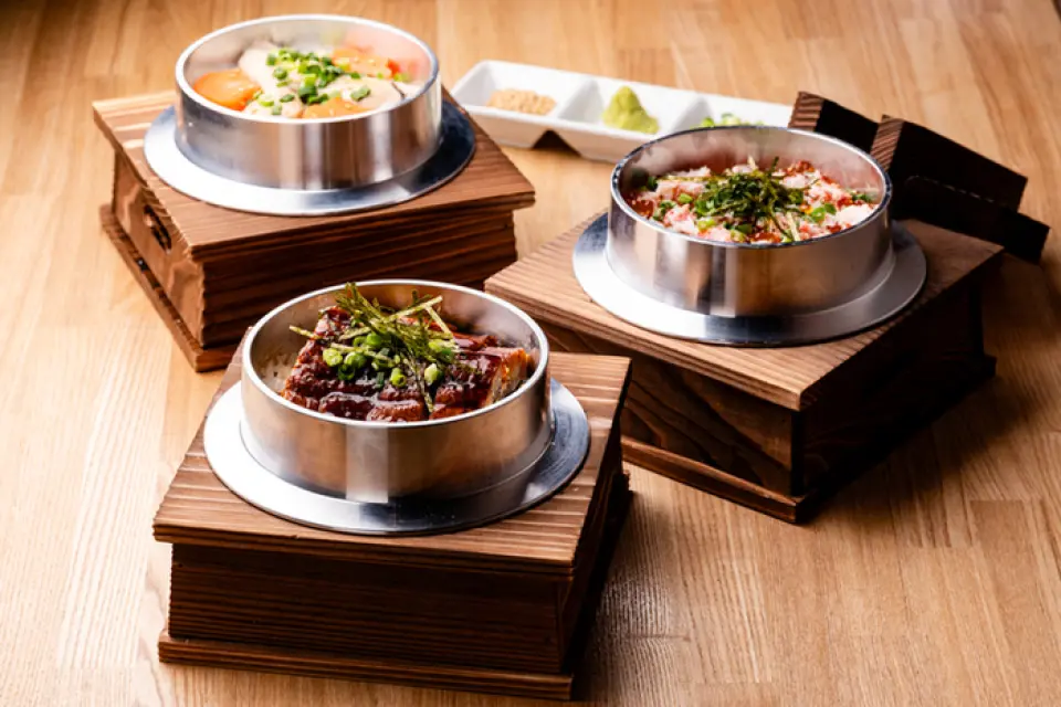 Our Kamameshi is carefully cooked by highly skilled chefs, without compromising on either the ingredients or the cooking method. We use 100% Haenuki rice from Yamagata and plenty of carefully selected seafood. Our skilled craftsmen bring out the full flavor of the ingredients. Enjoy the deep flavor of the carefully selected ingredients packed tightly into the pot. Another attraction is that you can enjoy a variety of flavors depending on the season. We serve our dishes with the same unchanging techniques that have been passed down through the ages.