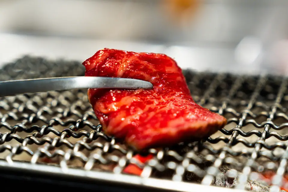 The restaurant has a relaxed atmosphere, with a casual setting where you can enjoy yakiniku mainly in a counter style. You can chat casually with the chef over the counter, and we also welcome private use for after-work meals or small intimate gatherings. ◎ We can accommodate a variety of occasions, such as solo diners, girls' nights, families, or standing with friends, so we look forward to seeing you casually!