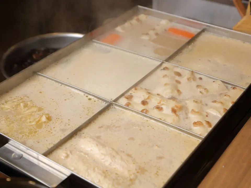 關東煮採用稀有的「雞湯」製成，富含膠原蛋白，即使是女性也可以品嚐。其特色是採用獨特的雞骨和各種食材長時間熬煮而成的雞湯。許多人都被這種渾濁湯的溫和味道所拒之門外。