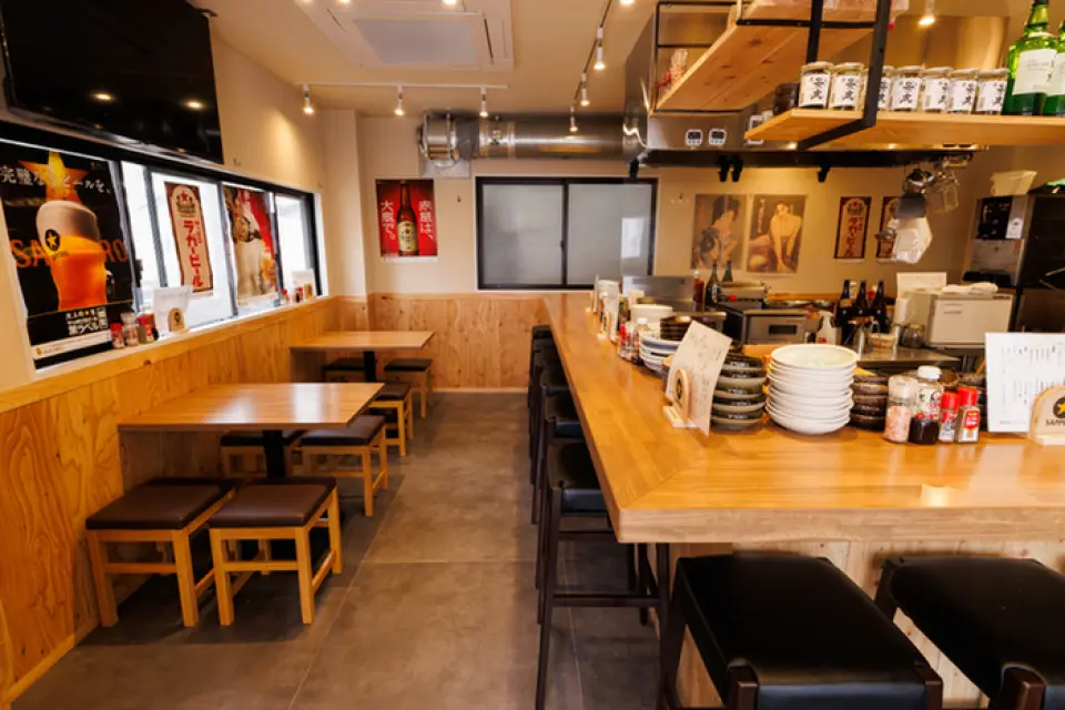 店名是昭和風格的復古字體，海報也是昭和風格的設計。參觀結束回家的路上，我喝了一杯關東煮。喜歡喝酒的人一定會喜歡吧台座位，即使一個人也可以輕鬆入座。雖然是嚴格的昭和風格，但內部很乾淨，女性也很容易進入。