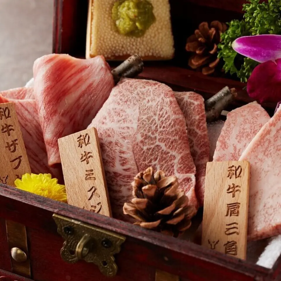 We purchase the whole cow and offer it to our customers. In order to provide our customers with high-quality Wagyu beef, we store it in a dedicated freezer on-site, age it, and then purchase it at the highest quality. We also stock a variety of rare cuts such as "Ichibone" and "Misuji". We are a store that purchases whole Kuroge Wagyu beef! We also accept take-out orders! Please contact us by phone when ordering!