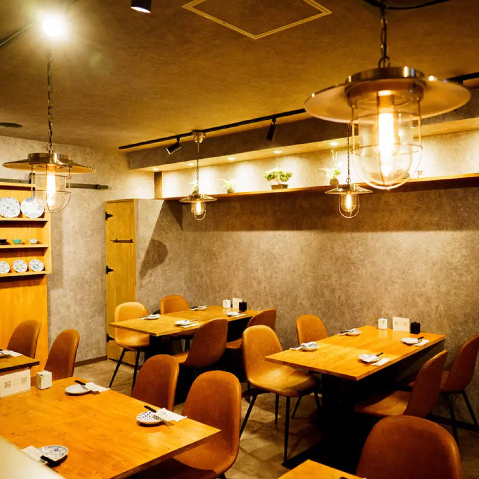 A two-minute walk from Kanda Station. The space blends Japanese and Western styles, exuding a warm wooden atmosphere and a relaxed feel. This space, where newness and nostalgia intersect, is a visual treat, and exudes a unique charm where freshness and nostalgia coexist. Once you step inside, you'll be able to escape from your everyday life and forget about time.
