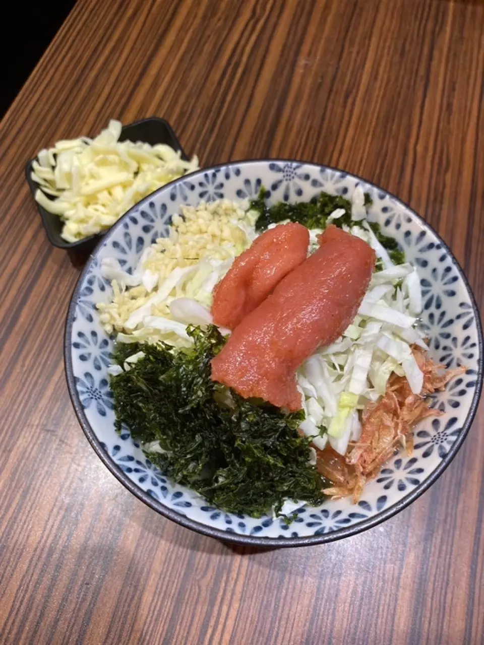 明太子海苔起司文字燒 1,400日元 請嘗試這道獨一無二的菜餚，明太子、海藻海藻、鋸齒海藻和起司的和諧搭配令人難以抗拒。