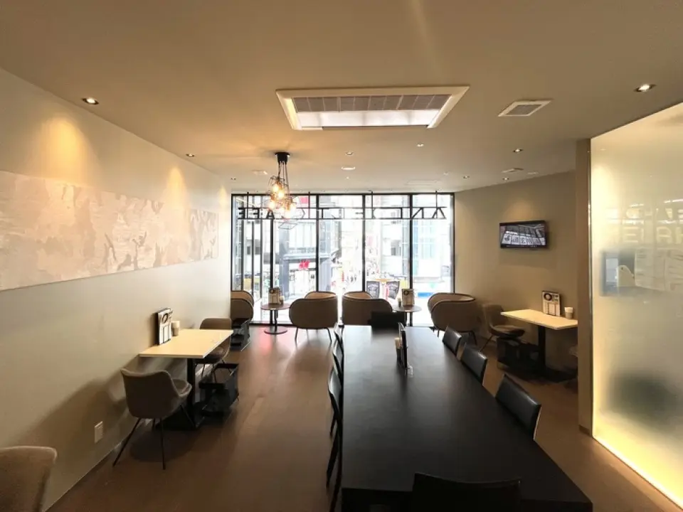 You can enjoy healthy meals at your leisure while taking in the view of Shibuya. In a sophisticated space, you can relax at the counter or table seats. Feel free to come by on your way home from the gym, or even just by yourself! We also offer collaborative tickets with the adjacent gym, so we recommend this place to those who are pursuing a healthy lifestyle.