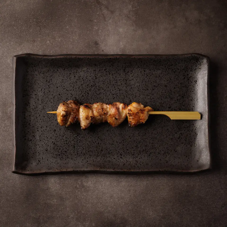 Torinoichi 是我们主厨烤鸡肉串创作的巅峰之作。我们发现了一种能够最大限度地发挥鸡肉风味的加工方法。通过将其放置在恒定的温度和湿度下，可以呈现出风味和柔软度。用木炭烤这个。这款烤鸡肉串的制作特别注重每件烤鸡肉串的精细烧烤痕迹。我们还有市场上不常见的零件。根据零件的不同，数量有限，因此请尽快致电我们。