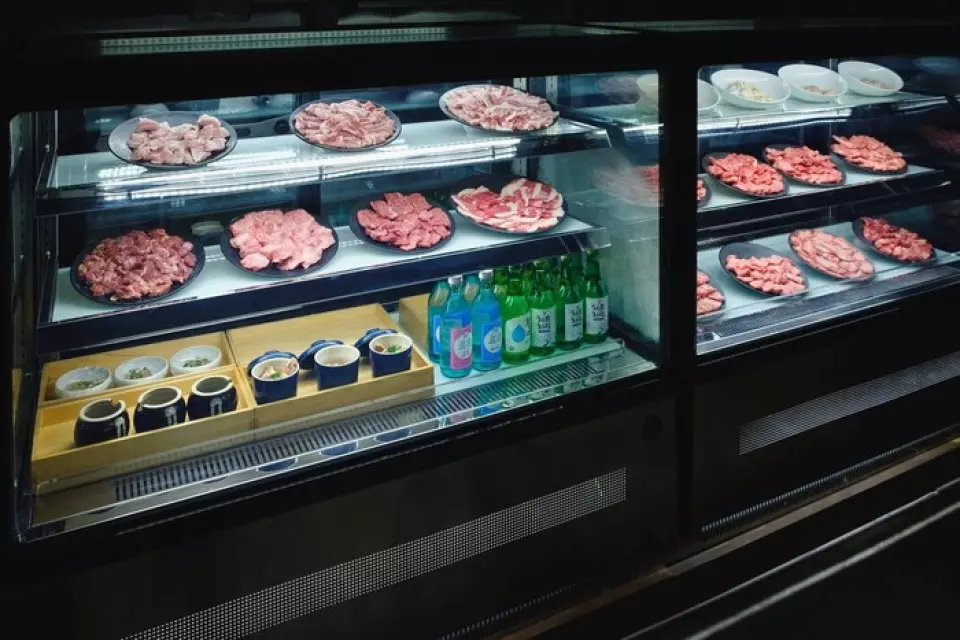 店内设有陈列柜，展示新鲜的肉类，视觉上也能欣赏到。我们当场提供您选择的新鲜肉类。我们对肉类的质量和新鲜度充满信心，并始终以最佳状态提供服务。