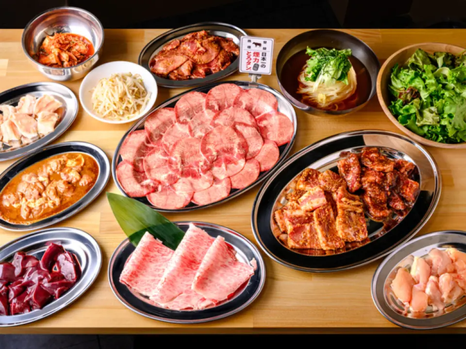 4種套餐皆附贈無限暢飲♪ 其中最推薦的是附有烤壽司的烤肉滿足宴會套餐！從著名的Toro Tongue到烤牛腩握壽司、各種內臟、泡菜和沙拉，各種口味都能讓你吃到徹底滿足！除了可以品嚐到黑毛和牛的方案外，我們還準備了周年紀念日方案，讓您在舒適的日式圍爐座位上享受熱鬧的烤肉宴會。