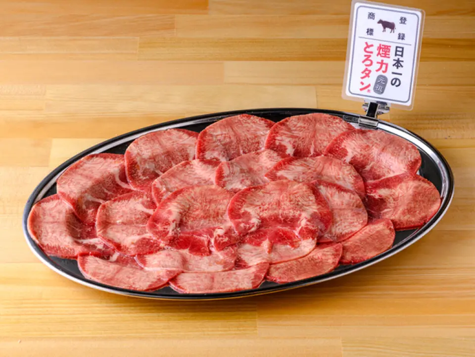 90%的顧客點單的“Toro Tongue”，是嚴選牛舌最美味的部位——牛舌的內側和外側，採用獨特的製作方法，打造出“融化的口感”。而且每人10個份量十足！該演示文稿在社交媒體上肯定會很棒，所以請嘗試一下！我們還推薦其他受歡迎的菜單，例如用自製醬汁醃製的中等辣度的“甜辣排骨”，以及用切成薄片的牛腩製成的清淡口味的“鹽鰤魚”！