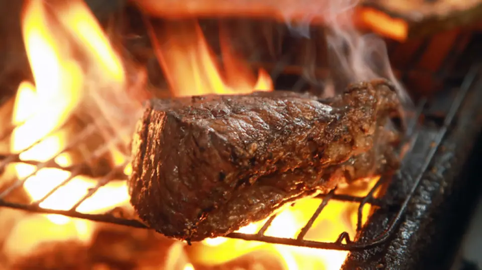Our specialty is charcoal grilled dishes. We carefully grill and serve our dishes using a special grill and binchotan charcoal. We offer a variety of Miyazaki's proud brand meats, including "Miyazaki Beef," which is moist and juicy thanks to the effect of far infrared rays and the more you chew it, the tastier it becomes, as well as "Kirishima Sanroku SPF Pork," a brand of pork, and "Kirishima Chicken," a brand of chicken. You can enjoy watching the cooking from the counter seats.