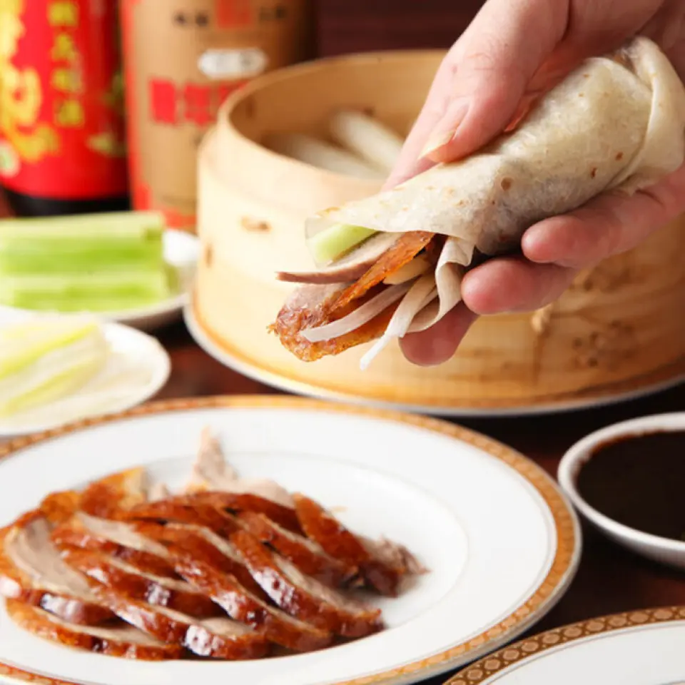 The specialty Peking duck is made in a wood-fired oven just like the original, by a chef from the world-famous restaurant "Beijing Quanjude," and is a masterpiece! The ducks are "Canadian ducks," which are world-renowned for being raised using natural methods. Unlike "tenya" ducks, which are artificially stuffed with food through the mouth to make them fat quickly, the meat is rich in flavor and is the result of them being raised healthy and stress-free.