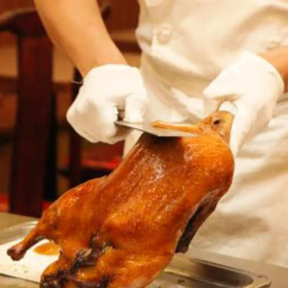 Banquet courses with all-you-can-drink options, including oven-baked Peking duck, are available from 3,900 yen (tax included), while recommended courses, including oven-baked Peking duck, are available from 2,800 yen (tax included). All-you-can-eat oven-baked Peking duck and authentic Chinese cuisine is available from 2,980 yen (tax not included) per person. Our restaurant delivers freshly prepared, exquisite dishes right to your table. Beijing Roast Duck's proud oven-baked Peking duck is cut up by a skilled chef right in front of your table. Enjoy the taste of freshly made, freshly cut food.