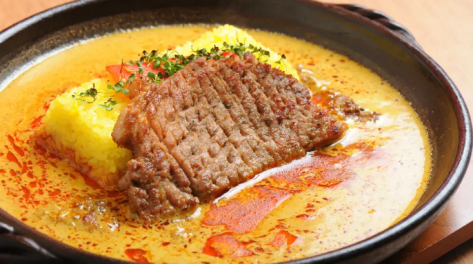 我们的招牌菜是咖喱猪肩腰肉牛排。在热陶瓷板上烤出来的肉量惊人！米饭的量和辣度可以根据自己的喜好调整。可以从0到10辣度的11个级别中选择辣度，还可以更辣◎在餐厅用餐时可以免费补充肉酱和米饭☆有各种配料，例如“干咖喱和咖喱+土豆泥”土豆+烤奶酪”店主推荐！从 6 种咖喱中选择您最喜欢的咖喱，找到属于您自己的原创咖喱♪