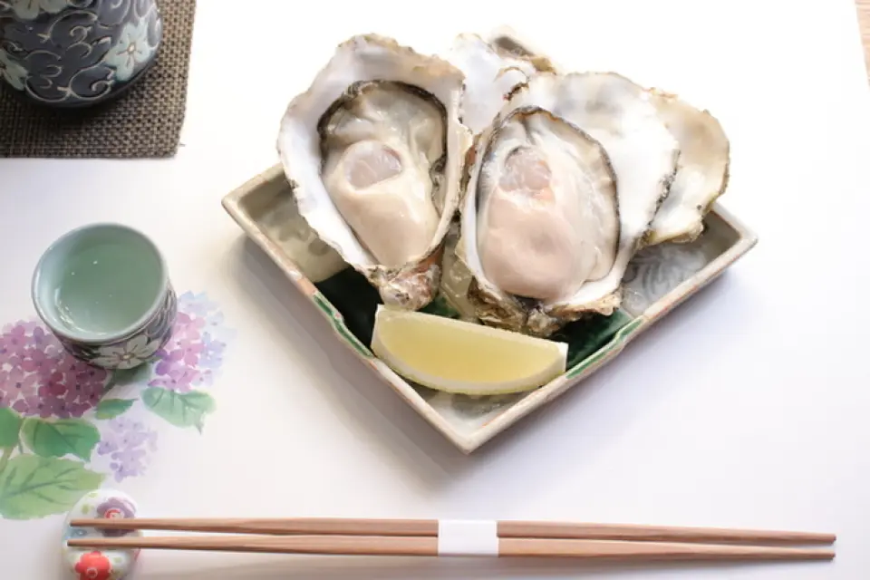 We carefully select and stock seasonal oysters from all over Japan. The oysters you can taste in our tasting set are carefully selected from three varieties, and go perfectly with the equally carefully selected sake. This is a popular item, so we recommend you make a reservation in advance. In addition to oysters, we also have a selection of fresh seafood caught that day, so please come and try them. One set starts from ¥1,500.