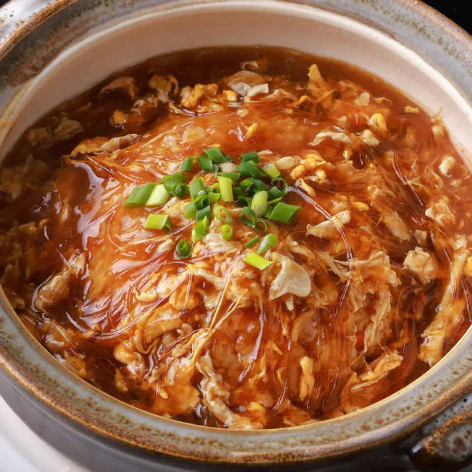 用肥美的鱼翅和浓郁的豆沙慢火熬制而成的梦幻奢华炒饭，上面铺满了炒饭！ Seiren最受欢迎！