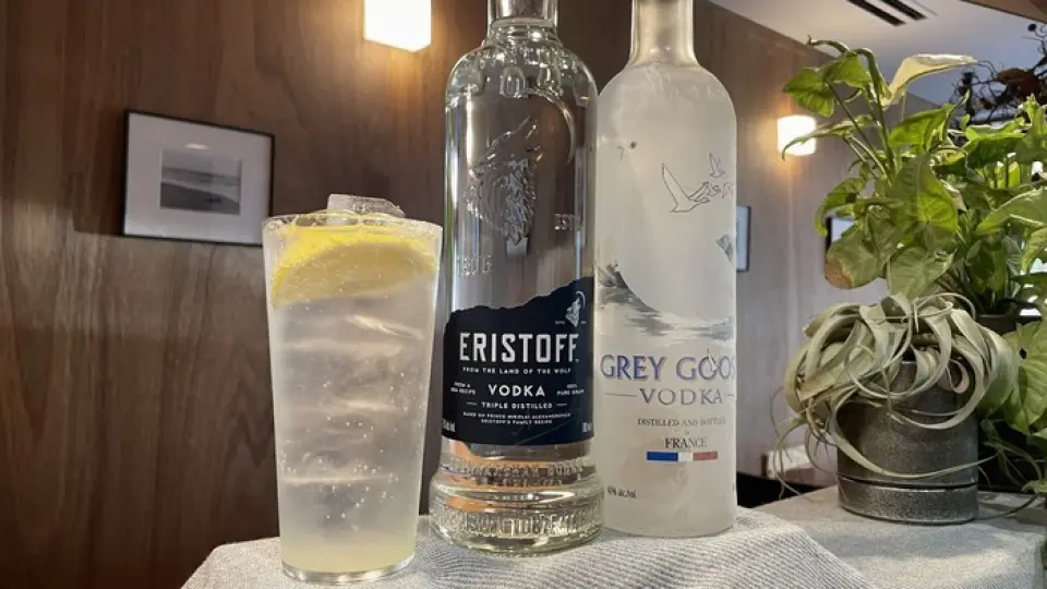 Our recommended first drink is the lemon sour. While most sours are sweet and have a high alcohol content, we have made this drink less sweet and more refreshing and easy to drink. Our specialty, Lemoncello, is made by steeping lemon peel in vodka for 2-3 weeks, then adding sugar once the flavor and color of the peel has emerged. Another unique feature is the lemon salt, made using whole lemons from Hiroshima and the Setouchi region. Both are original flavors made in-house. Please enjoy a drink that is unique to our shop.