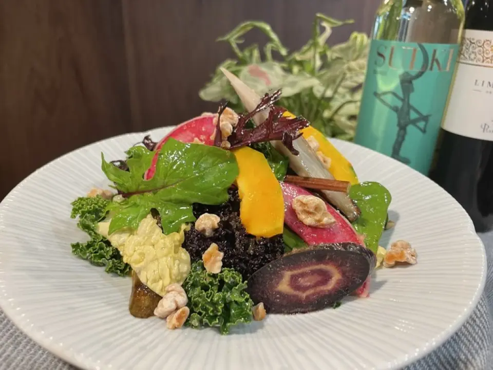 Our most recommended dish is the "Green Salad with Selected Vegetables and Walnut Oil Dressing." We use delicious ingredients selected by experts from all over the country, with a focus on vegetables from Chiba, the owner's hometown. Enjoy it with our "walnut dressing," an exquisite combination of the savory flavor of walnut oil and the sweetness of white balsamic. We also have a wide selection of other carefully selected menu items, including snacks, pasta, and desserts. Please feel free to contact us if you have any concerns.