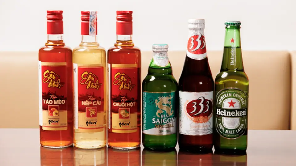 Chúng tôi cung cấp các loại bia Việt Nam như "Bia 333", "Bia Hà Nội" và "Bia Sài Gòn". Chúng tôi cũng có dòng sản phẩm đồ uống có cồn của Việt Nam với hương vị trái cây như táo và chuối! Tại sao không tận hưởng cảm giác du lịch với đồ ăn nhẹ? Chúng tôi cũng có cà phê Việt Nam, rất phù hợp để dùng trong quán cà phê và cũng có sẵn món tráng miệng. Hãy sử dụng nó khi bạn cảm thấy muốn ăn thứ gì đó ngọt ngào một chút♪