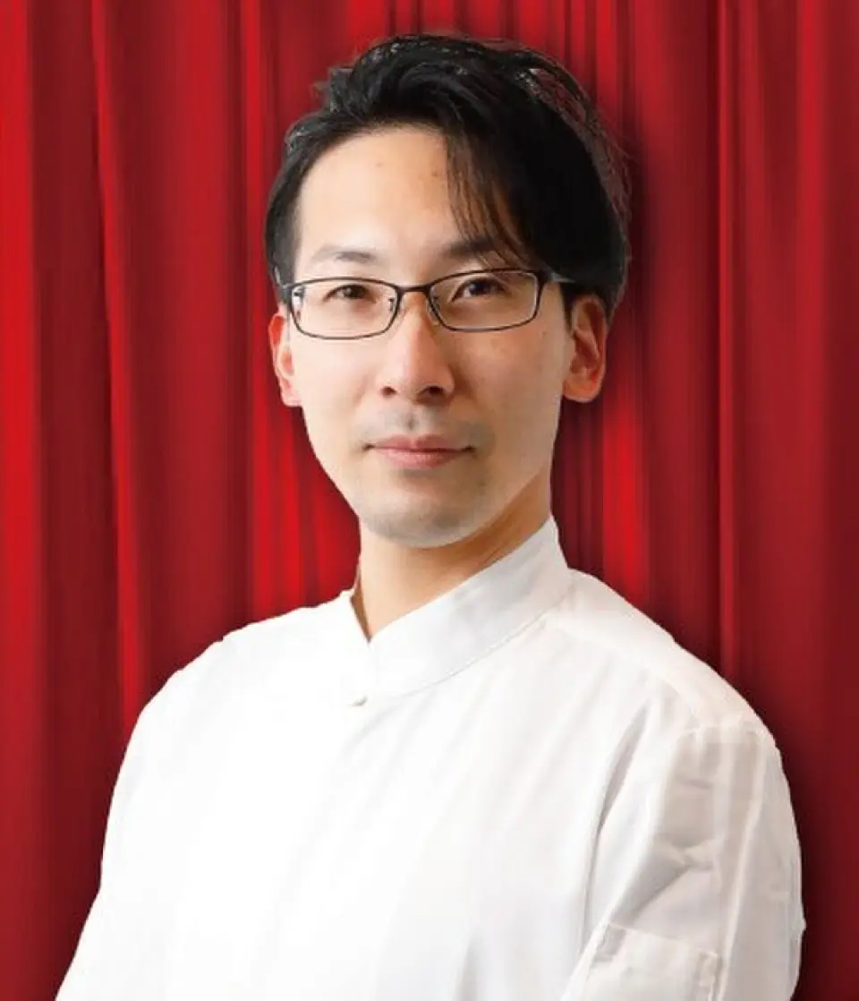出生於富山縣富山市。從烹飪學校畢業後，他在一家婚禮場地擔任副主廚。加入Ore株式會社後，參與了《我的法意青山》的上線。成為“My Bakery & Cafe”的主廚後，他開發了“Croque Madame Toast”，並將其打造成他們的第一產品。