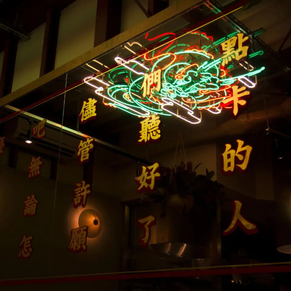 The interior of the restaurant is modeled after a Taiwanese food stall in an alleyway, and you'll be greeted by a neon dragon. The fun atmosphere will make you feel like you're traveling, so anyone, including women, can come and enjoy a casual meal♪ There are 10 counter seats, perfect for lunch or for one person. There are also two tables with four seats, and a round table with six seats, perfect for small groups and casual drinking parties. There is also standing seating, so it's perfect for a quick drink after work♪ Please come and visit us!