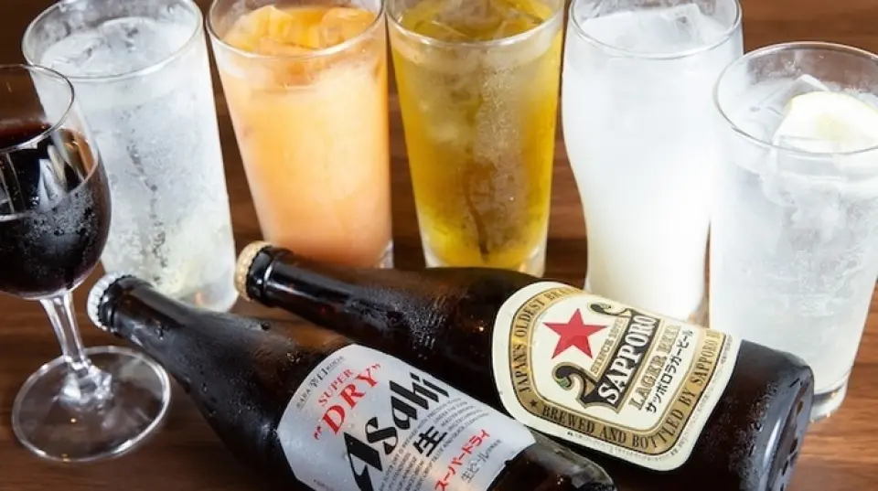 我们提供多种与食物搭配的酒精饮料。精酿啤酒总是有两种类型，所以一定要尝试并比较。种类会定期更换，因此您每次来都能享受到新的口味。我们常备有10多种威士忌和各种鸡尾酒，可供不同人群享用。我们有多种鸡尾酒可供选择，所以一定要找到您最喜欢的一款。