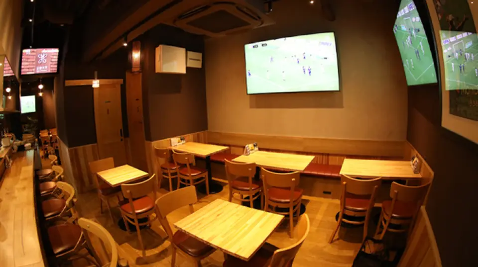 Our shop is located in a quiet area a little away from the center of Shibuya. We have a total of six monitors, including a 75-inch monitor and a 65-inch monitor. You can divide the shop in half and rent it out for 23 or 20 people. You can show different matches in each half, and enjoy the luxurious experience by switching between them depending on the situation and mood. The screening schedule is posted on our website, and we also accept requests for screenings. We also have equipment that allows for hybrid drinking parties and MTG, making it ideal for reunions and other events.